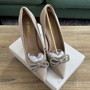 Dream Pairs Gold Glitter Heels with Silver Bow - 8.5